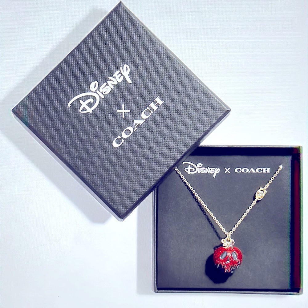 🍎DISNEY X COACH POISON APPLE NECKLACE 🍎 NWT 🍎